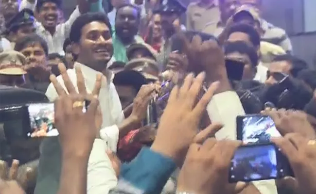 YS Jagan Mohan Reddy Receives Grand Welcome at visakha airport - Sakshi