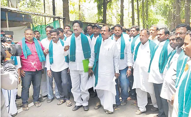 Yellow Farmers Reached Varanasi - Sakshi