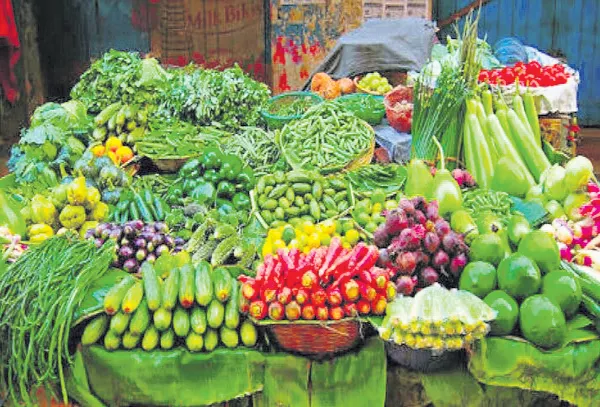 Vegetable prices rise in the market - Sakshi