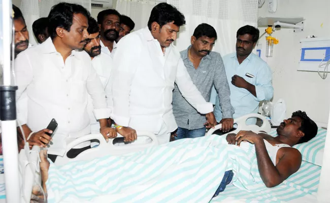 TDP Leaders Attacks On YSRCP Leaders Anantapur - Sakshi