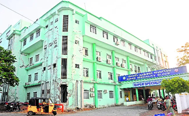 Private Medical Shops In Govt Hospital Kurnool - Sakshi