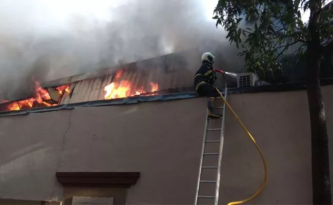 Fire Breaks Out At Big Bazaar Store In Matunga Mumbai - Sakshi