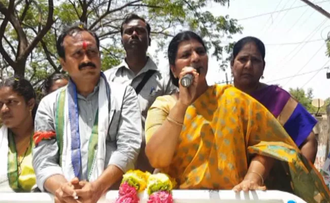 YSRCP Leader Laxmi Parvathi Slams Both Chandrababu And Lokesh In Mangalagiri - Sakshi