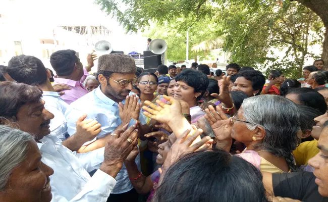 Colony Women Fires On TDP MLA Candidate JC Pawan Kumar Reddy In Guntakallu Election Campaign - Sakshi