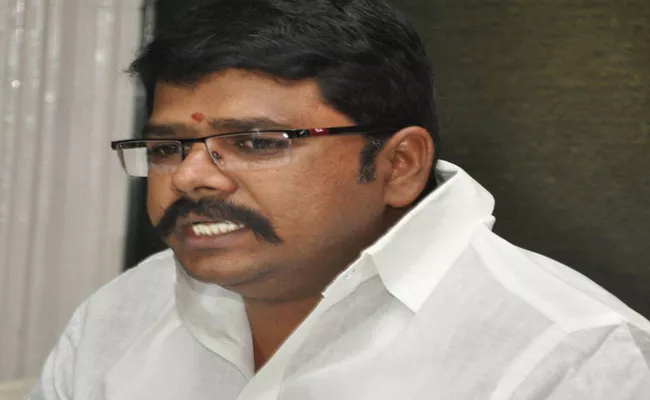 Kurnool ZP Chairman Rajasekhar Attack On Voters - Sakshi