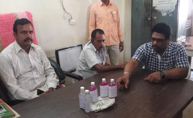 Garidepally Deputy Tahsildar Caught Red Handed By ACB Taking Bribe - Sakshi