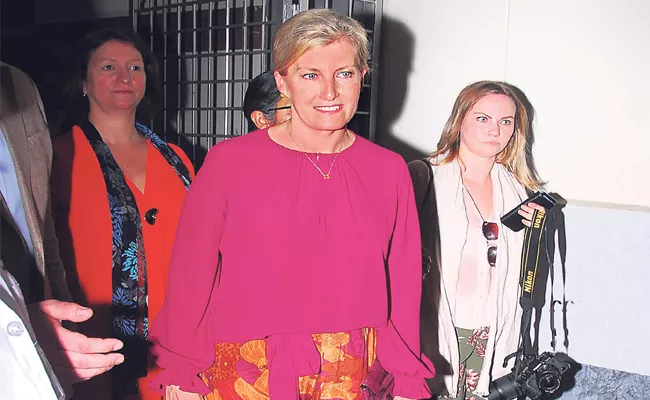 England Queen Sofi Helen Visited Gandhi Hospital In Hyderabad - Sakshi