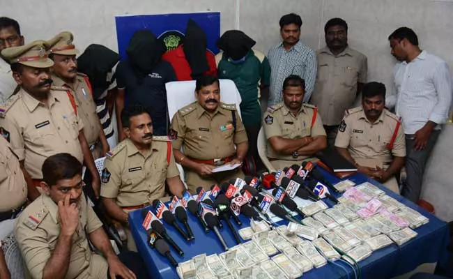 Cops Arrested In Navjeevan Express Robbery Case At Nellore - Sakshi