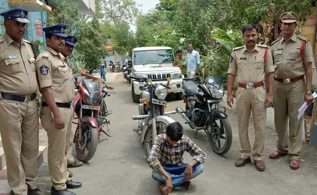 Man Flees With Bike During Test Drive Held In YSR Kadapa District - Sakshi