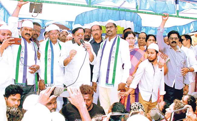 YSRCP Leader And Comedian Ali Election Campaign At Gajuwaka - Sakshi