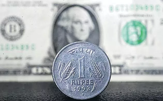 Rupee slumps 76 paise to 69.17 post RBI policy - Sakshi