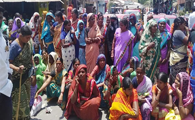 Women Protested On Roads For Pasupu Kunkuma Scheme Money - Sakshi