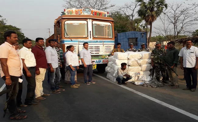 Chintur Police Seized 900 kg of Ganjai from Andhra to Karnataka - Sakshi