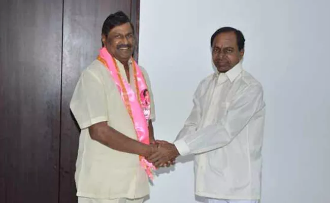  Mandava Venkateswara Rao,Gayatri Ravi Joins TRS - Sakshi