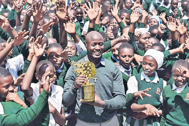 Peter Mokaya wins global teacher award - Sakshi