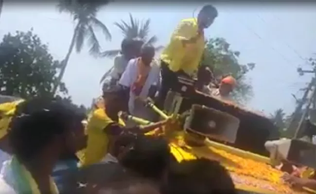 TDP kaikaluru candidate Jayamangala Venkataramana troughs mike into public - Sakshi