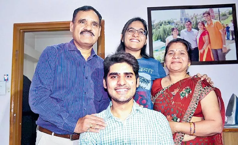 UPSC topper Kanishak Kataria thanks girlfriend for his success - Sakshi