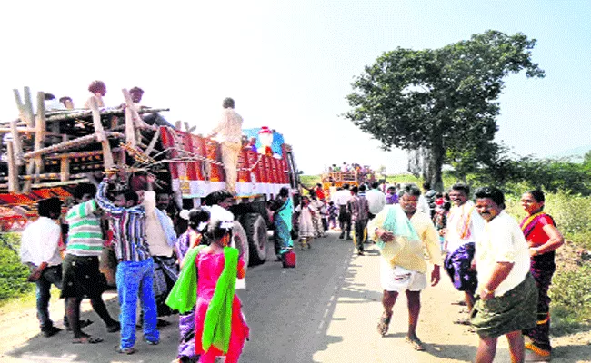 Dry Spell Accentuates Migration From Prakasam - Sakshi