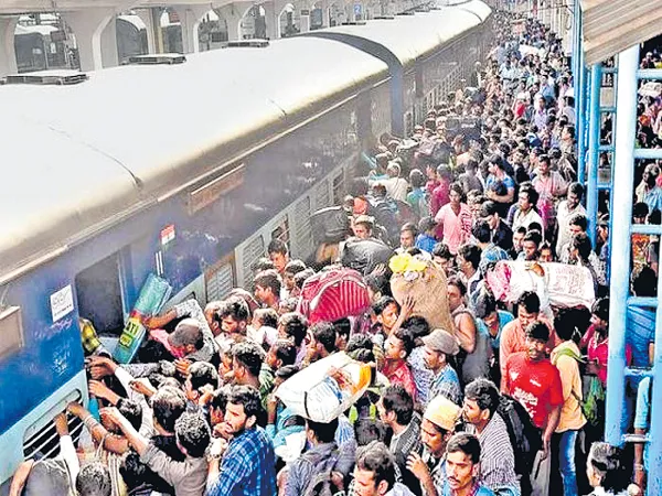 Voters started for the election from Hyderabad to AP - Sakshi