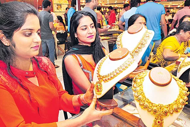 Gold Prices Turn Up As Traders Buy The Dip - Sakshi