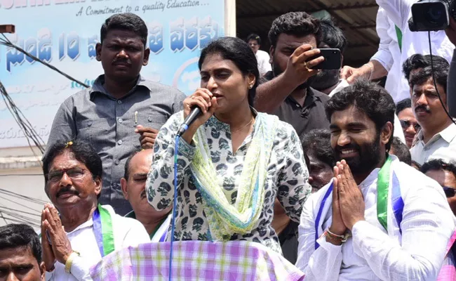 YS Sharmila Road Show At Davaleshwarm In East Godavari - Sakshi