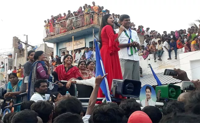 Singer Mangli Election Campaign In Anantapur - Sakshi