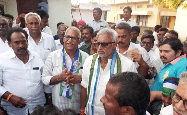 People Standing On Daggubati Venkateshwer Rao In Cheerala - Sakshi