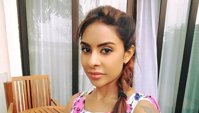 Sri Reddy Sensational Comments On Pawan Kalyan And Nagababu - Sakshi