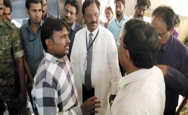 Kurnool Government Hospital Staff Demanding Money - Sakshi