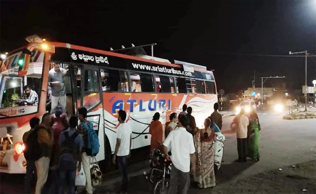 Travel Bus Accidents in West Godavari National Highway - Sakshi