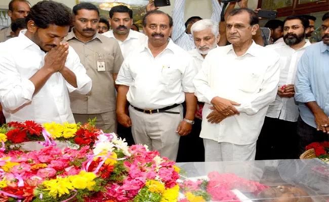 ys jagan pays tribute to Justice B Subhashan Reddy - Sakshi