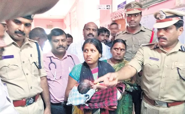 Kidnapeed Baby Found In Kamareddy District - Sakshi