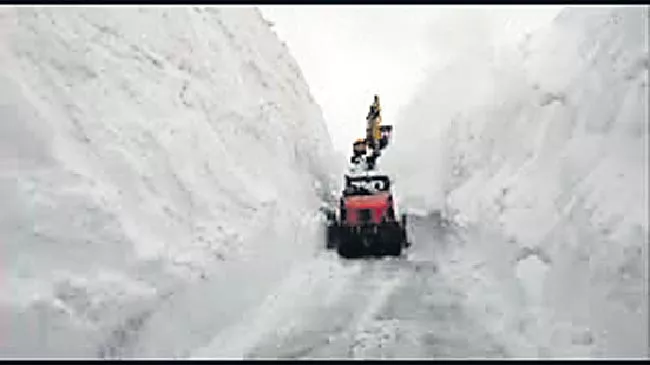 Hail stroms in himachal pradesh in sihmla - Sakshi