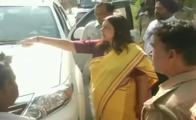 Scuffle Between Maneka Gandhi And Sonu Singh - Sakshi