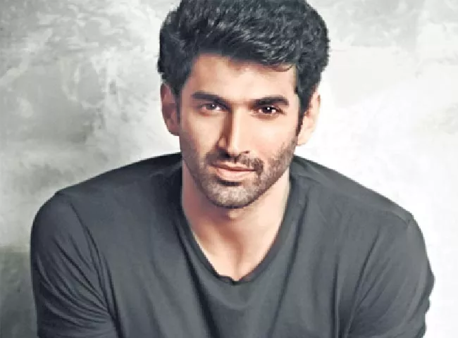 Aditya Roy Kapur to gain 11 kilos for Mohit Suri's Malang - Sakshi