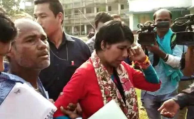 Bharati Ghosh In Tears After Being Heckled At Poll Booth - Sakshi