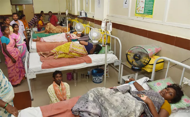 Fans Not Working in Maternity Ward West Godavari - Sakshi