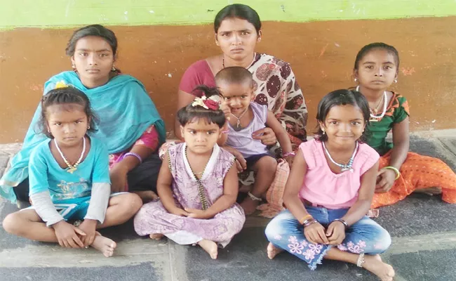 Single Women Suffering With Six Girl Child in Anantapur - Sakshi