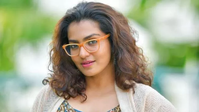 Actress Parvathy Menon Will Going To Direct Movie - Sakshi