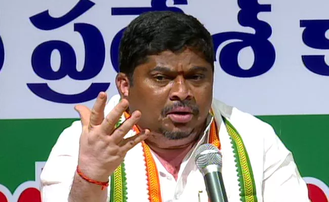 Ponnam Prabhakar Alleges TRS Govt Threatening Mallanna Sagar Project Displaced Farmers - Sakshi