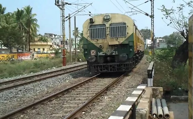 Vijayawada machilipatnam Passenger Rail Derailed At Gudlawalleru In Krishna District - Sakshi