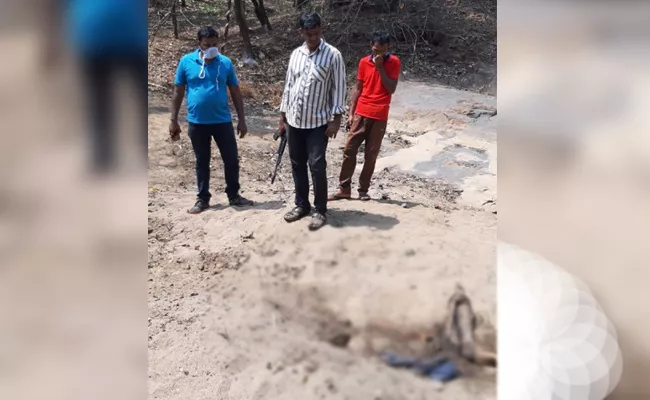 Dead Body Found In Canal Sand East Godavari - Sakshi