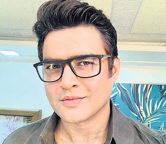 Madhavan shaves off beard after two years as a gift to his mother - Sakshi