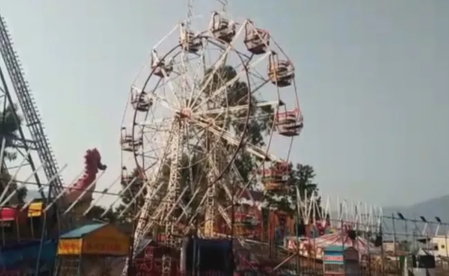 In Visakhapatnam Modamamba Festival Girl Died Falling From Giant Wheel - Sakshi