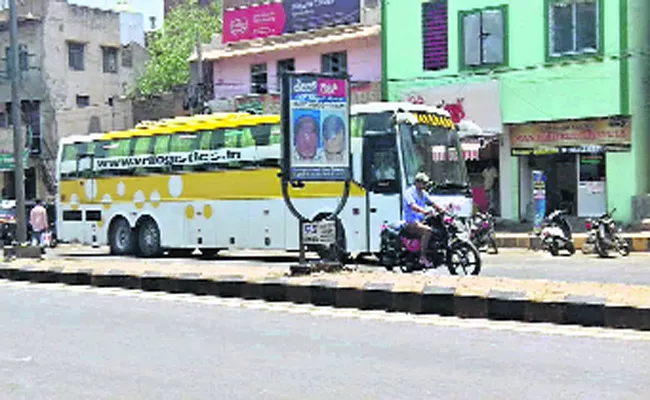 Karnataka Travel Busses Running in Andhra Pradesh Border - Sakshi