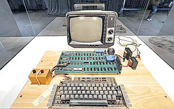 First Apple computer to be auctioned online - Sakshi