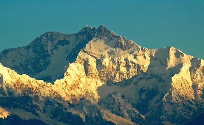 Two Climbers From Kolkata Dies While Climbing Kanchenjunga - Sakshi