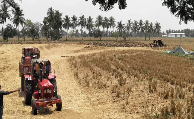 Clay Illegals Are Operating In The Delta Area Along The Coast - Sakshi