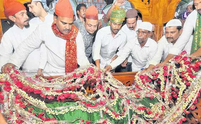 Ys jagan special Special prayers in kadapa dargah - Sakshi