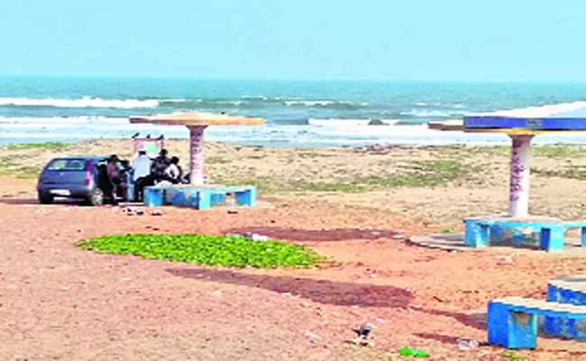 Anti Social Activites In Visakhapatnam Sea Parks - Sakshi